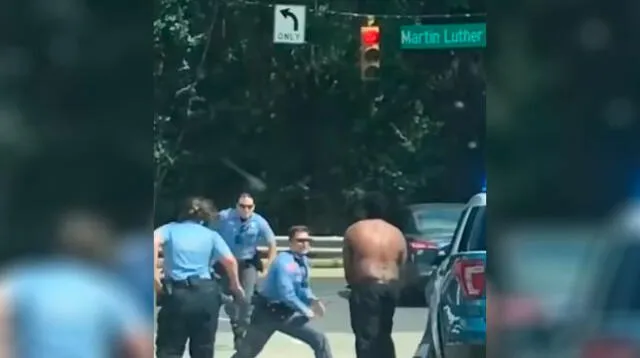 Hombre semidesnudo se enfrenta a 4 policías en épica batalla