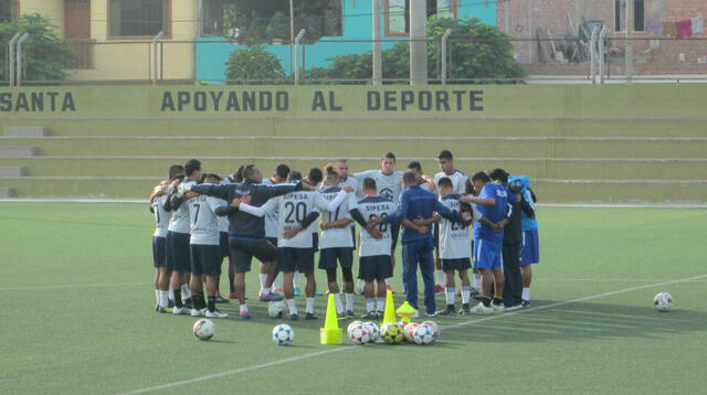 El equipo de la Academia Sipesa es dirigido por Roberto Arrelucea. FOTO: Facebook Academia Sipesa