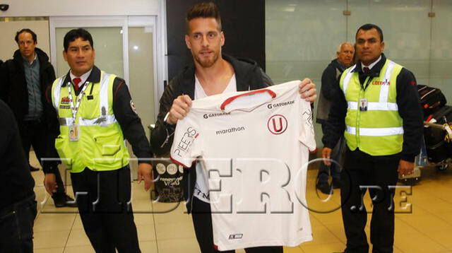 Denis posa con la camiseta de la 'U' a su llega a Lima. FOTO: Libero