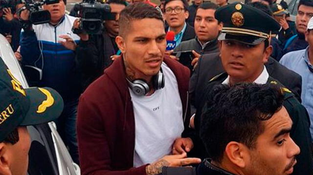 Paolo Guerrero apareció en universidad y sorprendió a alumnos 