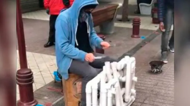 Video viral en YouTube muestra cómo el muchacho utiliza tubos de PVC para producir sonidos. (foto captura)