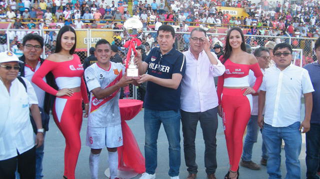 El capitán del Grau recibe el trofeo por haber ganado el encuentro: FOTO: Roberto Saavedra