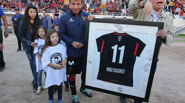 Ysrael Zúñiga dejó llorando el fútbol tras 26 años en las canchas