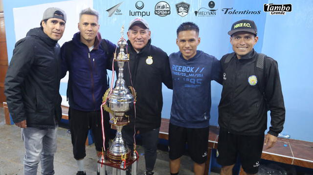 Edwin Retamoso (primero de izquierda) es el presidente del Retamoso en la Copa Perú.FOTO: Facebook FC Retamoso