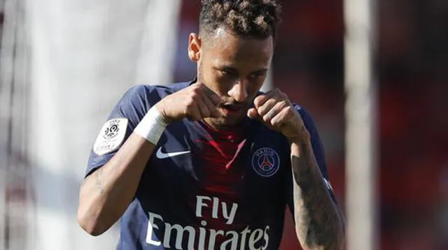 Neymar haciendo gesto de que está llorando para responder a la hincha del Nimes FOTO: EFE