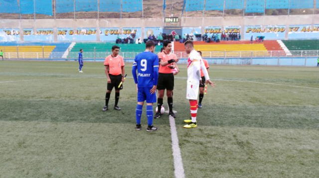 Capitanes del Hualgayoc y Grau en el sorteo antes del inicio del partido. FOTO: Segunda División
