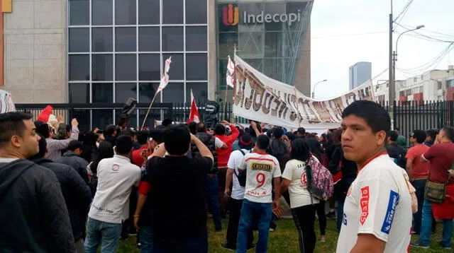 Masiva protesta de socios e hinchas de la 'U' en Indecopi