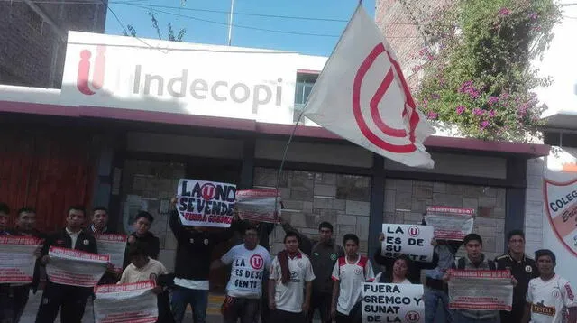 En Huancayo hinchas también protestaron en Indecopi y SUNAT