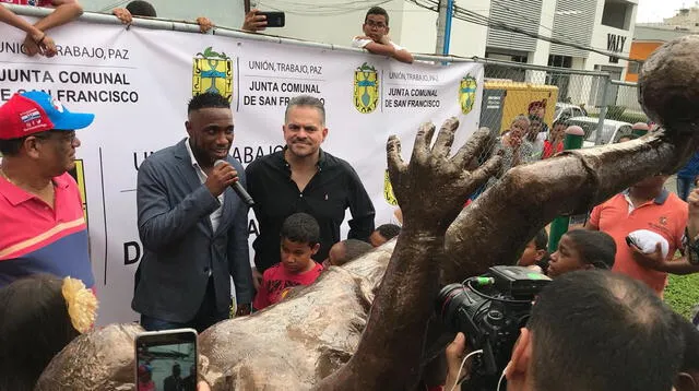 Luis Tejada no pudo contener la emoción por el homenaje. FOTO: Panamá América