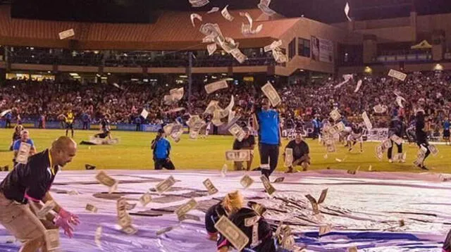 Equipo de fútbol lanzó dinero para sus hinchas desde un helicóptero