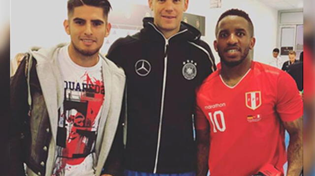Jefferson Farfán, Calos Zambrano junto al arquero Manuel Neuer Jefferson Farfán, Calos Zambrano junto al arquero Manuel Neuer