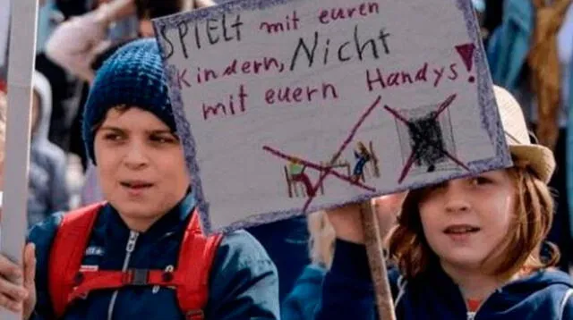 Niños alemanes reclaman atención de sus padres