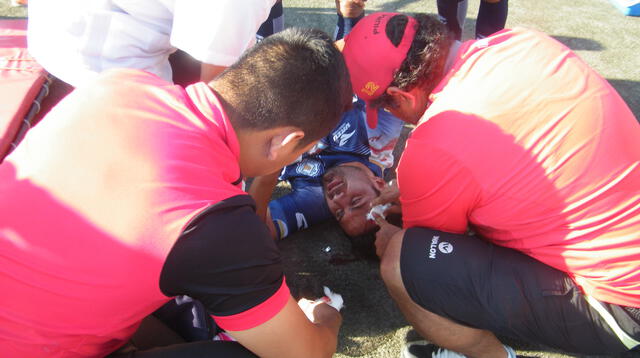 Armando Pacheco es atendido tras sufrir aparatosa choque. FOTO: Roberto Saavedra