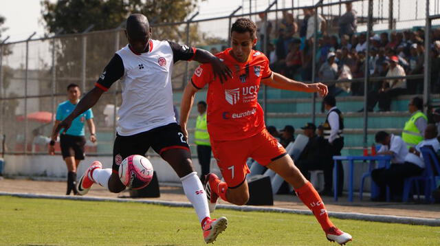 Herrera lucha el balón con  Orejuela. FOTO: Segunda División