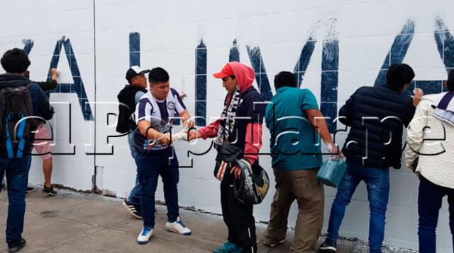 Barristas de Alianza Lima restauran los símbolos de su club tras enfrentamiento contra evangelistas. 