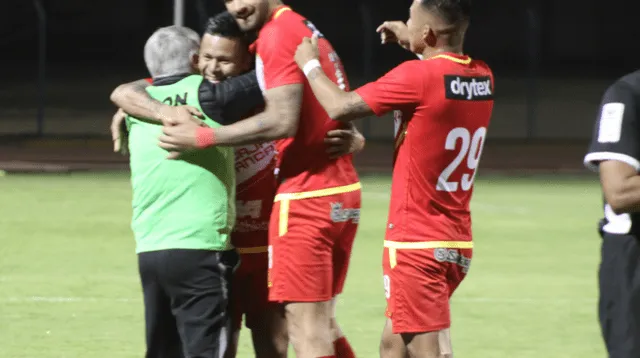 Alfredo Rojas celebra el gol con su técnico y compañeros. FOTO: Manuel Tovar