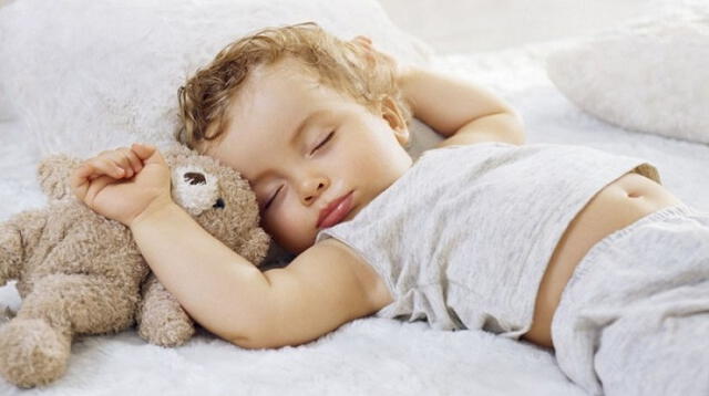 Crear un rutina de sueño en el niño implica que no solo la hora de acostarse debe ser la misma sino, también, la de levantarse