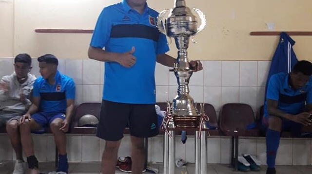 Con el trofeo de campeón  de la Departamental de Huánuco