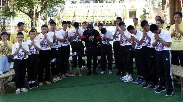Niños tailandeses rescatados de la cueva recibieron regalo de las camisetas del Barcelona