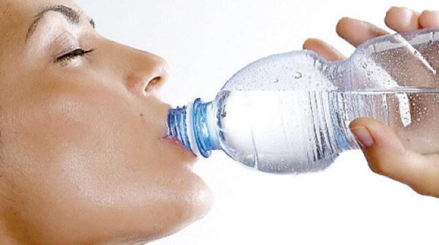 Para que haya una digestión correcta, se necesita ingerir agua a diario; especialmente dos vasos entre comidas
