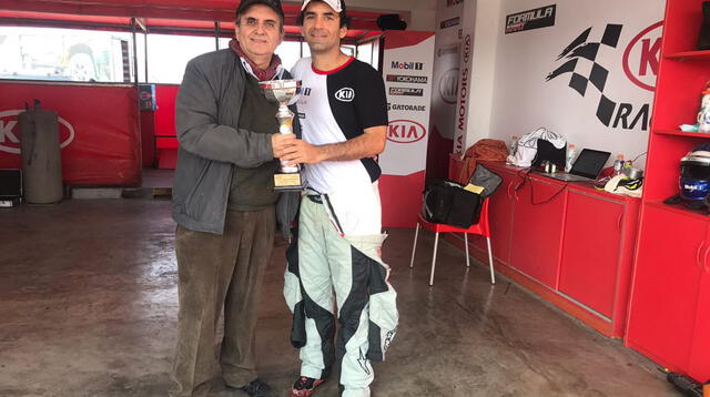 Salva Ricci posa contento su padre tras ganar la sexta fecha  del Campeonato de Circuito de Turismo Competición