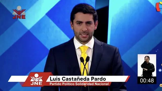 Castañeda lució una corbata amarilla en referencia a Solidaridad Nacional