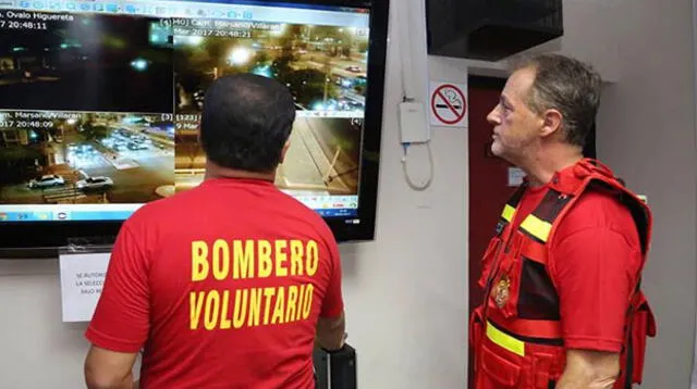 Bombero utiliza su Facebook para pedir que voten por el candidato Muñoz. 