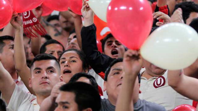 Los hinchas de Universitario expresaron su alegría tras triunfo ante Huancayo. Foto: Twitter del club