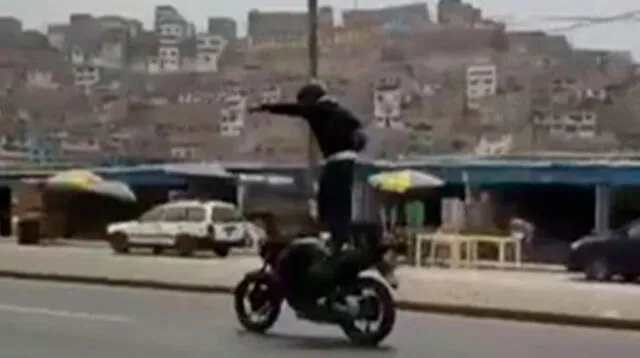 Video viral en Facebook muestra cómo al motociclista pararse en su moto mientras esta en movimiento
