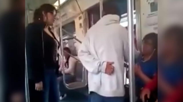 Mujer descubrió que el sujeto no era ciego y lo sacó del bus a empujones
