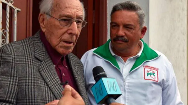 El exalcalde histórico de Lima. Luis Bedoya Ryes, acude a votar acompañado de Alberto Beingolea