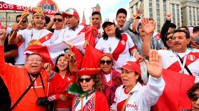 Hinchada alienta a la bicolor antes de que empiece el Perú vs. Chile este 12 de octubre