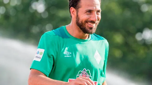 Claudio Pizarro juega partido amistoso con figuras históricas del Werder Bremen