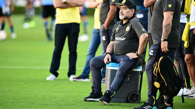 Maradona tiene dificultades para caminar