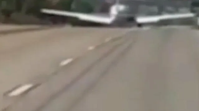 Video viral en YouTube muestra la maniobra del avión en plena autopiesta de California, Estados Unidos