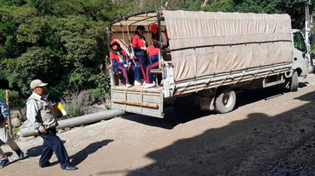 Alumnas iban a ser trasladadas en un camión