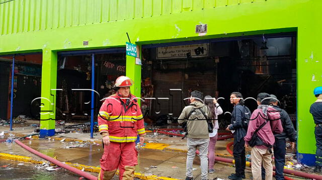 Controlan incendio en jirón Ayacucho en Cercado de Lima 