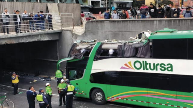 Bus interprovincial choca contra puente ubicado en la parte baja de la Av. Arequipa