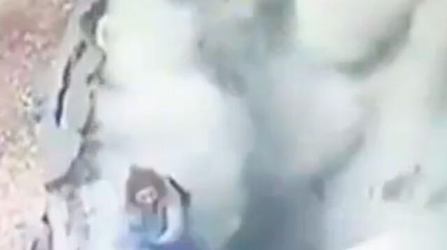 Video viral en Facebook muestra cómo ambas mujeres desaparecen por la gran nube de polvo