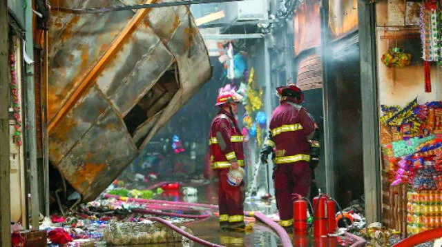 Incendio se produjo donde venden piñatas y artículos descartables