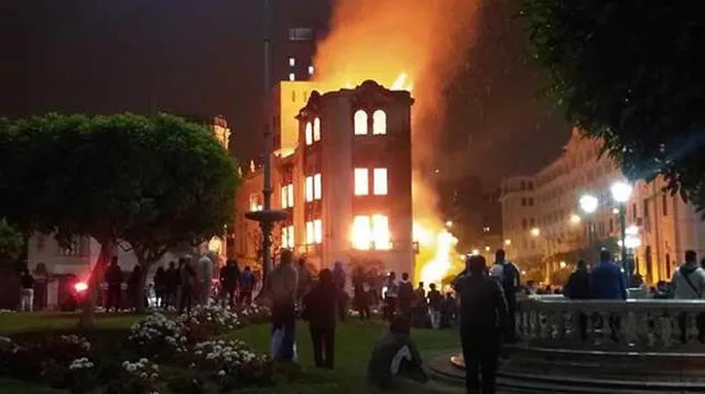 Incendio frente a plaza San Martín en el Cercado de Lima