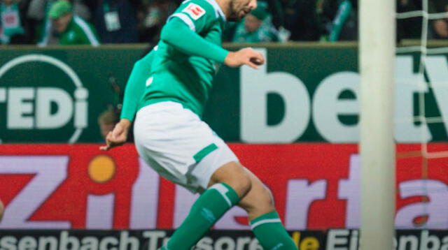 Claudio Pizarro convirtió su primer gol en la temporada con el Werder Bremen