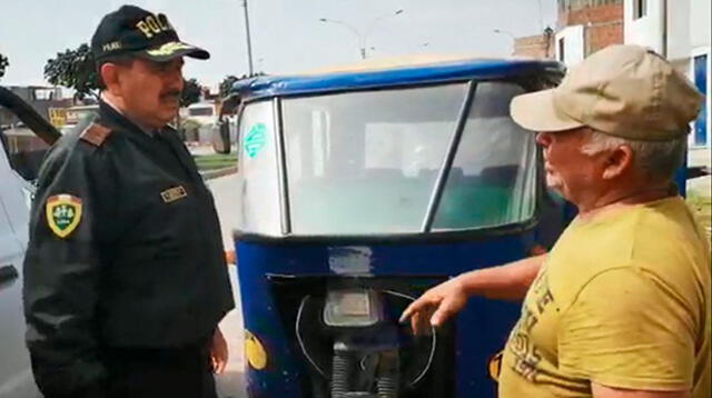 Coronel PNP Raúl Artica hizo entrega de la mototaxi al agraviado