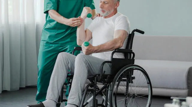 Los ancianos pueden realizar ejercicios físicos solo o con ayuda de otra persona