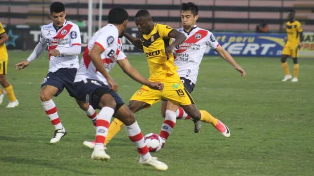 González pasa por tres jugadores de Municipal