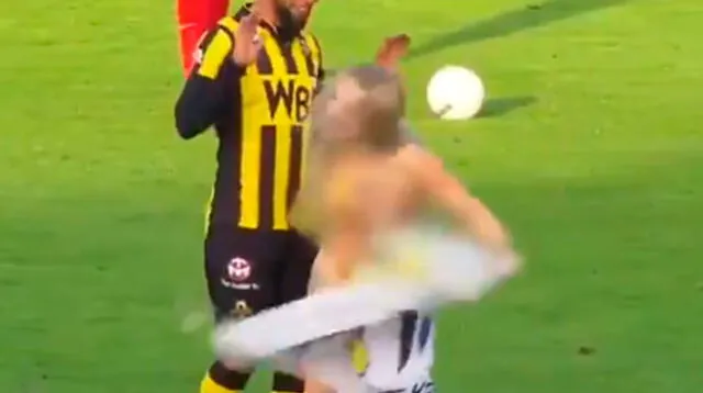 Video viral en Twitter muestra cómo la mujer coqueteó con un jugador dentro del campo