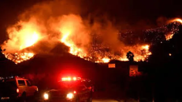 Fuego arrasa con casas, autos, iglesias, escuelas 