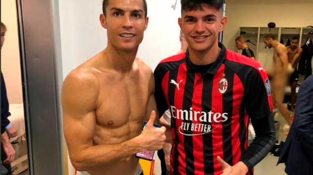 Instagram: Cristiano Ronaldo posa junto a jugador en camerino, pero detrás estaba su compañero sin ropa