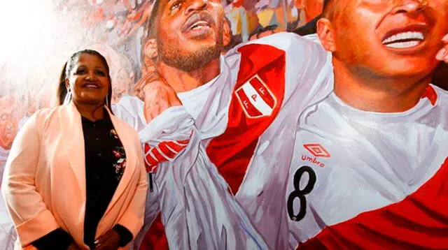 Mamá de Jefferson Farfán asistió a inauguración de pintura del hincha