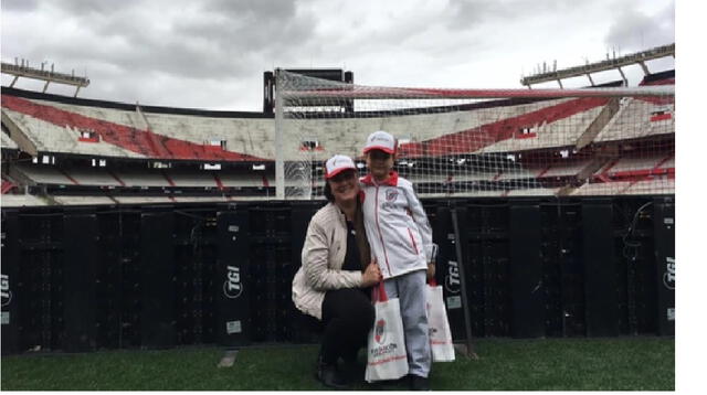 Renzo con su madre en el Monumental